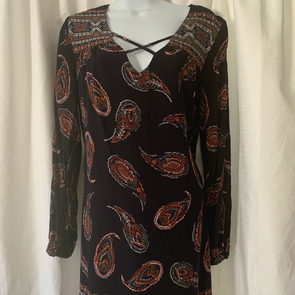 Boho style dress with criss-cross neckline.